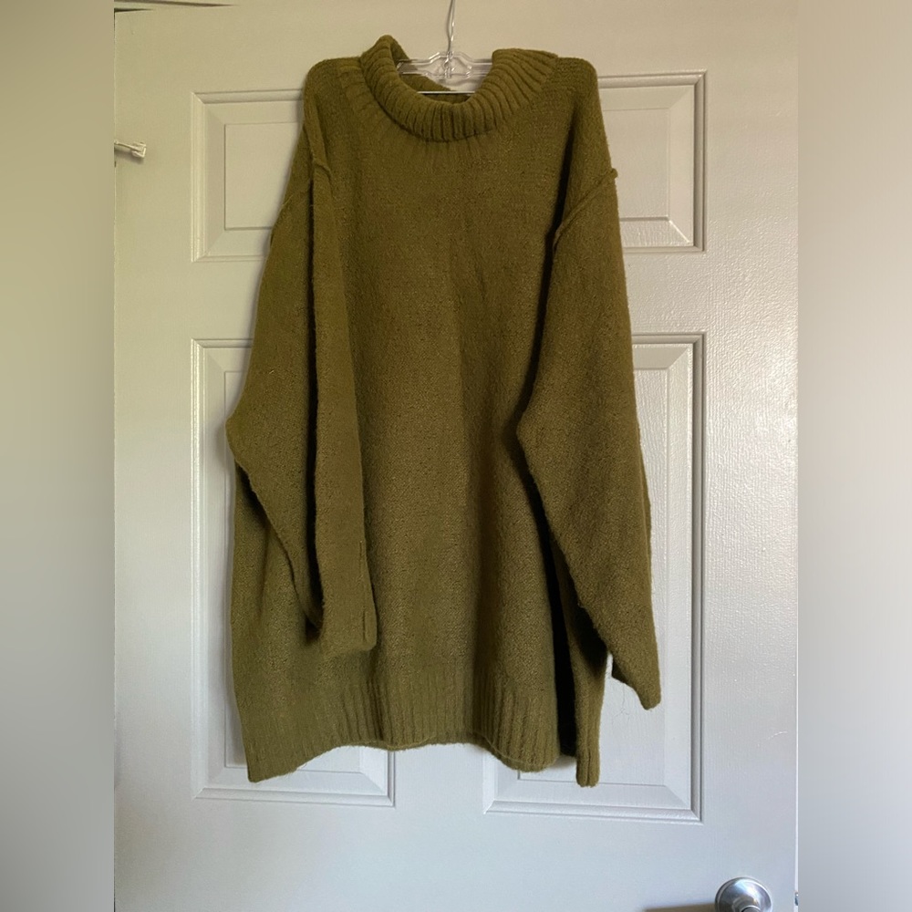 Universal thread, green turtle neck sweater